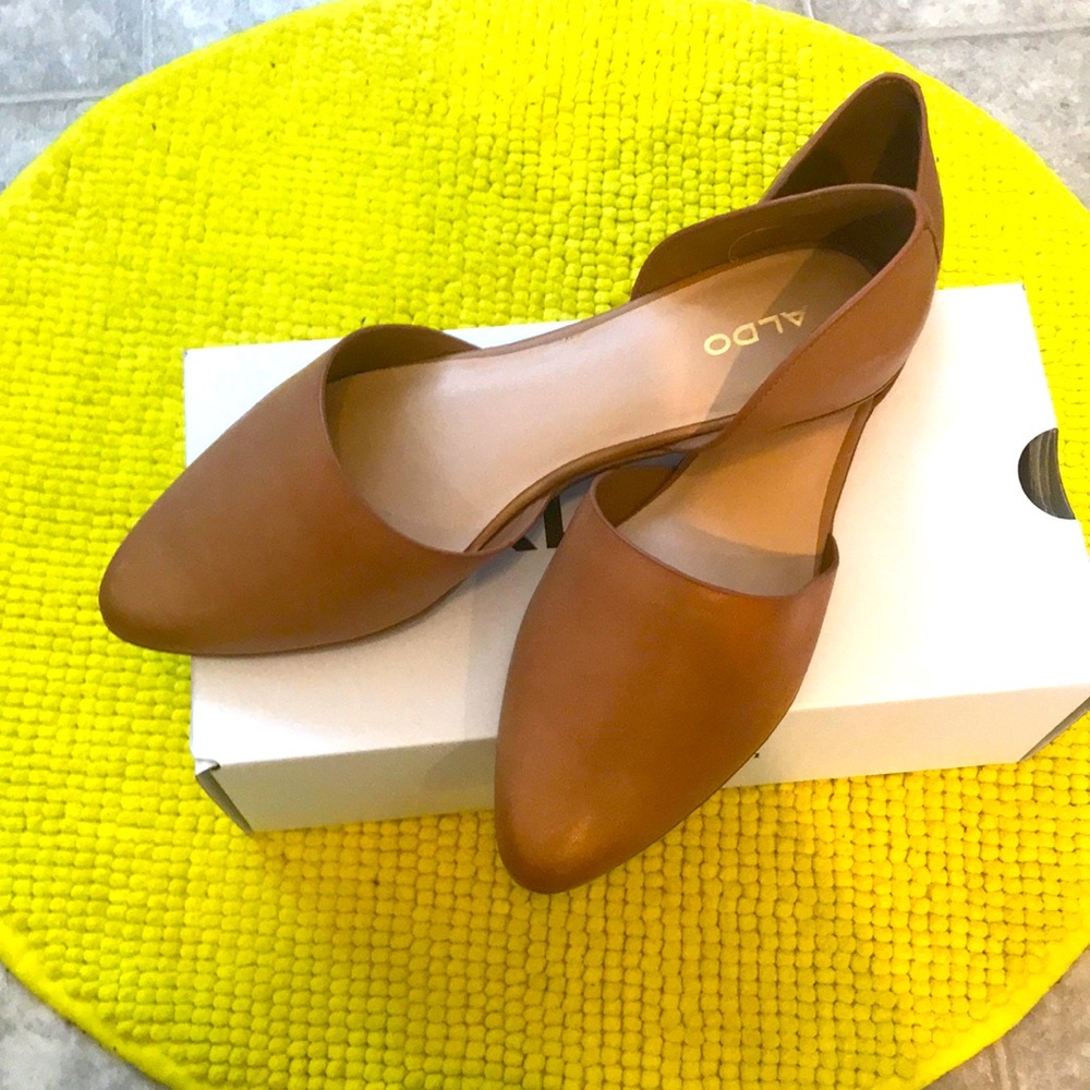 NWOT- ALDO - pure leather Flat